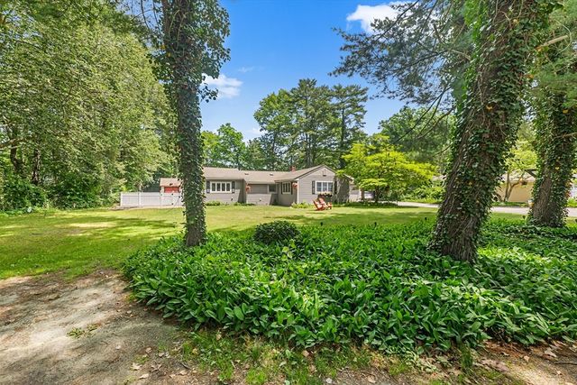 23 Paradise Ln, Halifax, MA 02338