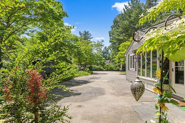 23 Paradise Ln, Halifax, MA 02338
