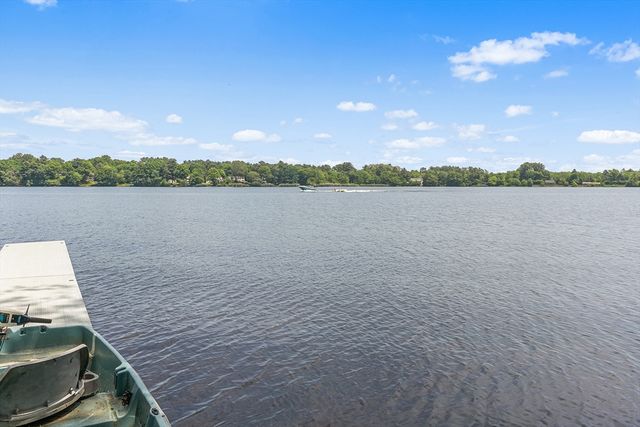 23 Paradise Ln, Halifax, MA 02338