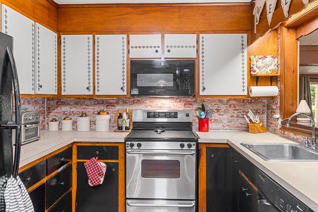 23 Paradise Ln, Halifax, MA 02338