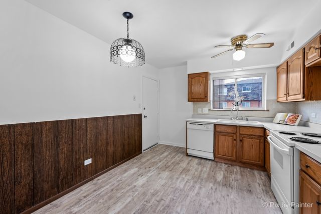 9407 Bay Colony Drive 2W, Des Plaines, IL 60016