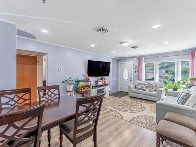 920 Suffolk Avenue, Westchester, IL 60154