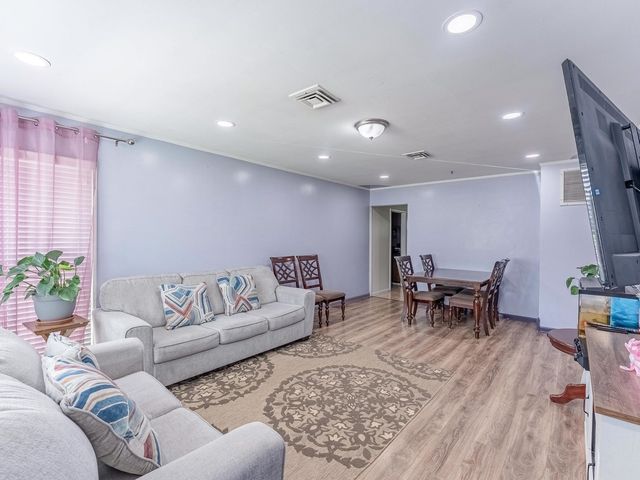 920 Suffolk Avenue, Westchester, IL 60154