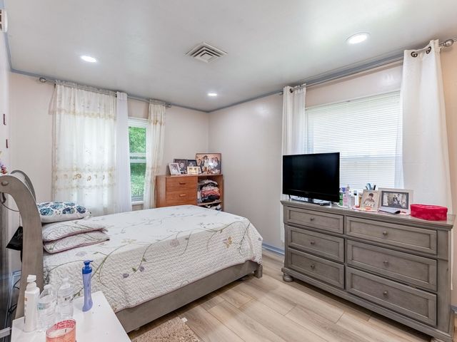 920 Suffolk Avenue, Westchester, IL 60154