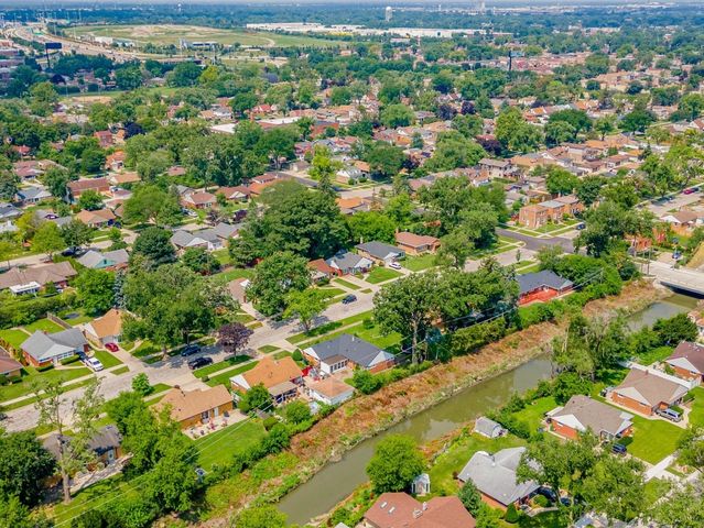 920 Suffolk Avenue, Westchester, IL 60154