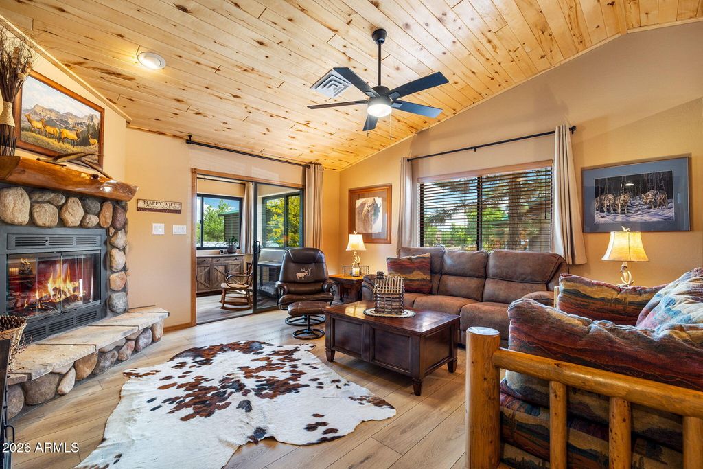 Image 10 of property listing at 2336 BUFFALO Loop N, Overgaard, AZ 85933