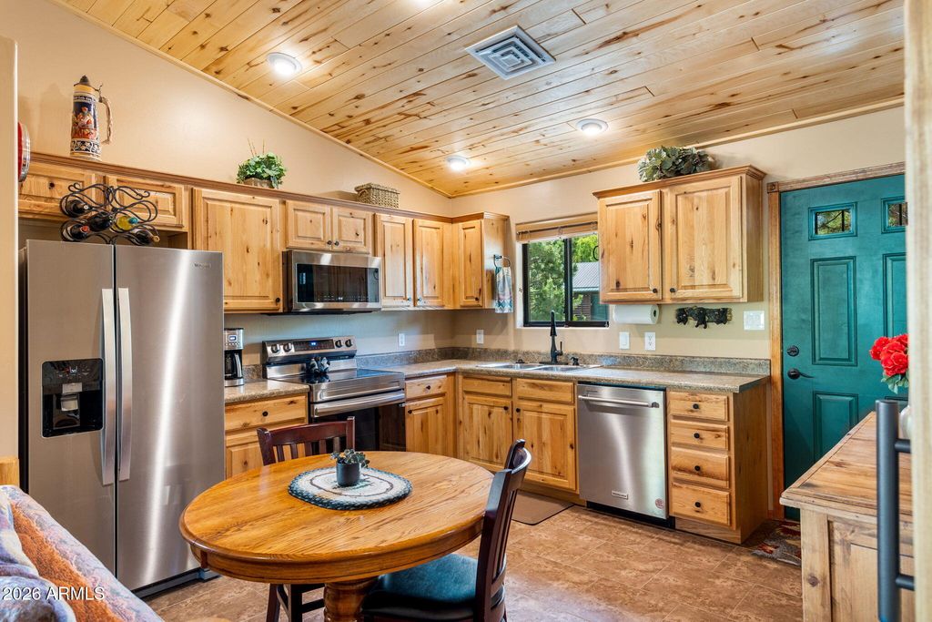 Image 11 of property listing at 2336 BUFFALO Loop N, Overgaard, AZ 85933