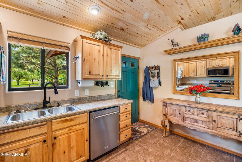 Image 12 of property listing at 2336 BUFFALO Loop N, Overgaard, AZ 85933