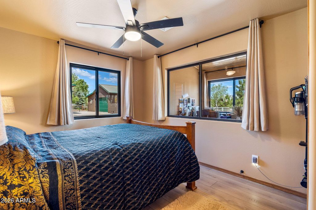 Image 16 of property listing at 2336 BUFFALO Loop N, Overgaard, AZ 85933