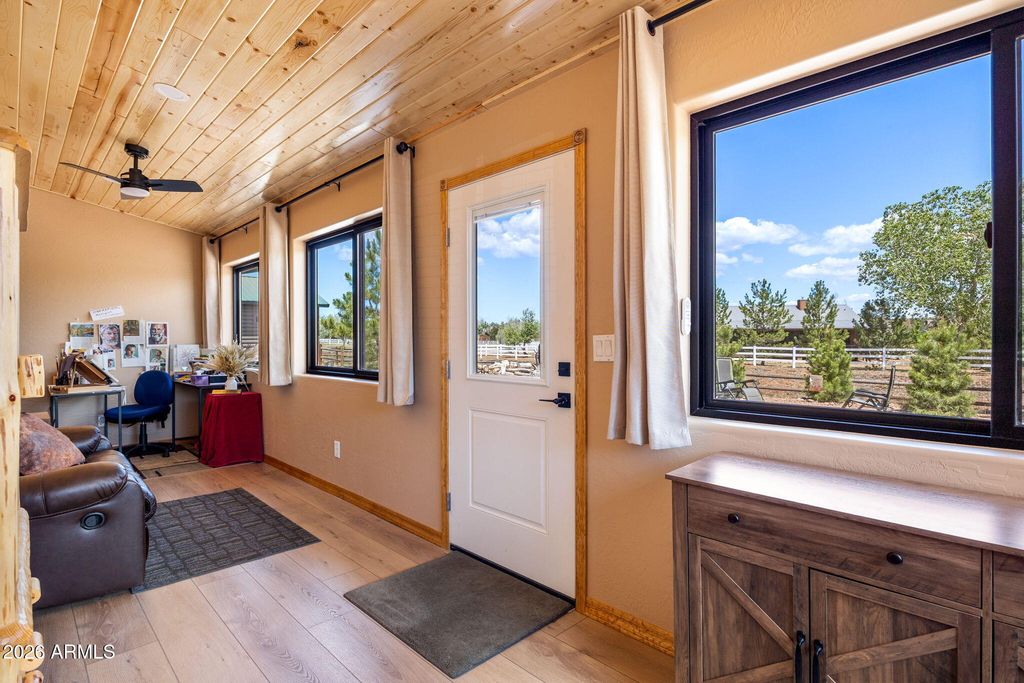 Image 18 of property listing at 2336 BUFFALO Loop N, Overgaard, AZ 85933