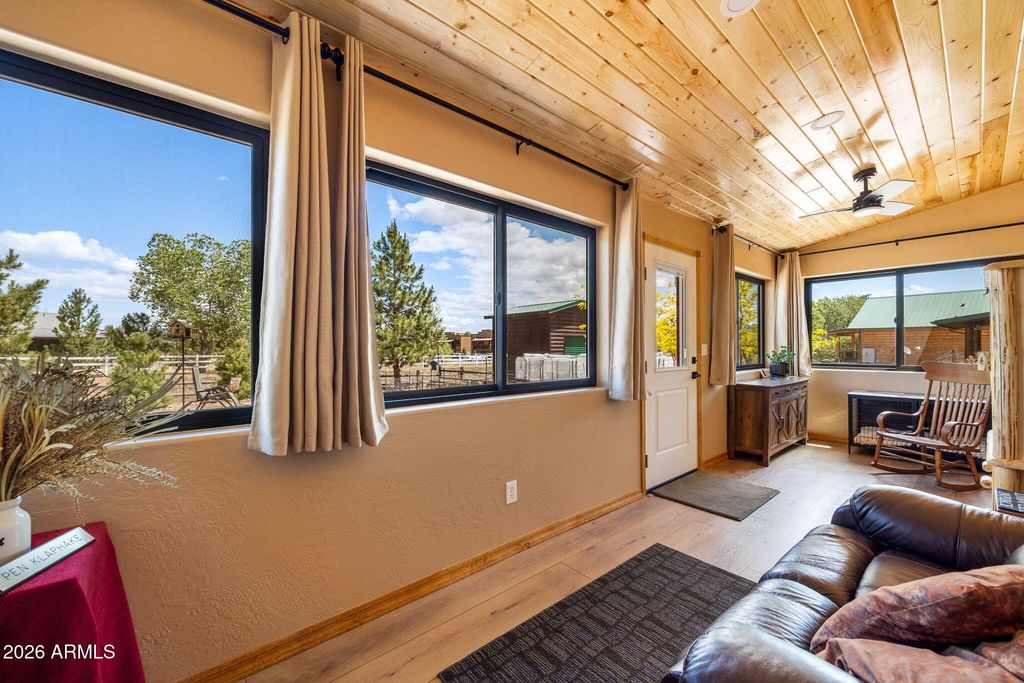 Image 19 of property listing at 2336 BUFFALO Loop N, Overgaard, AZ 85933