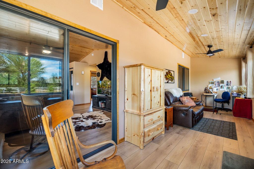 Image 20 of property listing at 2336 BUFFALO Loop N, Overgaard, AZ 85933