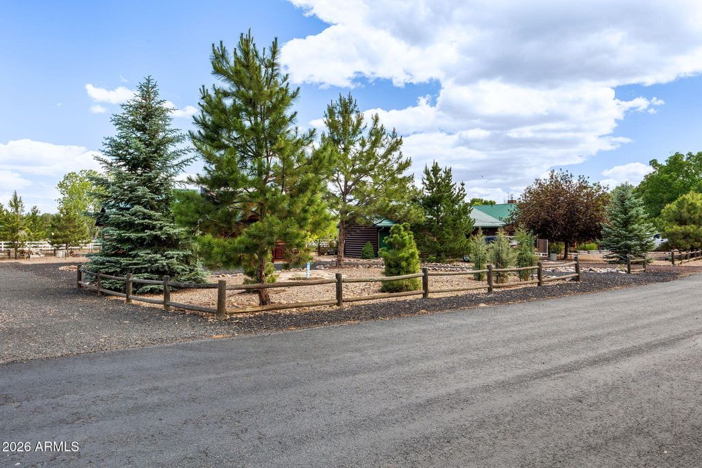 Image 27 of property listing at 2336 BUFFALO Loop N, Overgaard, AZ 85933