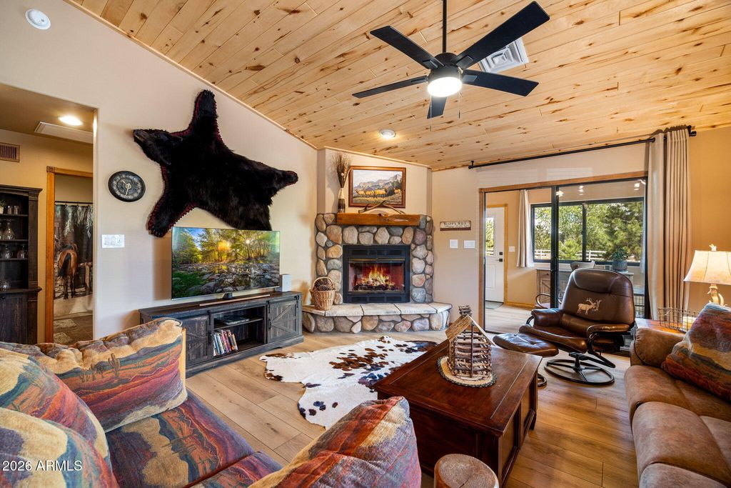 Image 4 of property listing at 2336 BUFFALO Loop N, Overgaard, AZ 85933
