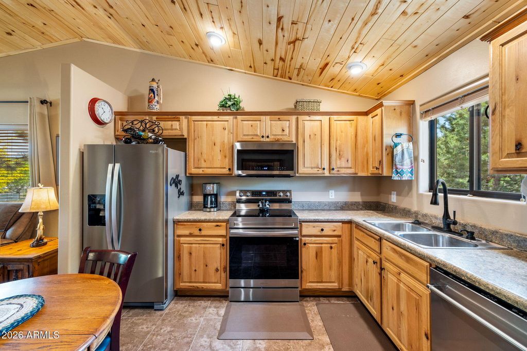 Image 5 of property listing at 2336 BUFFALO Loop N, Overgaard, AZ 85933