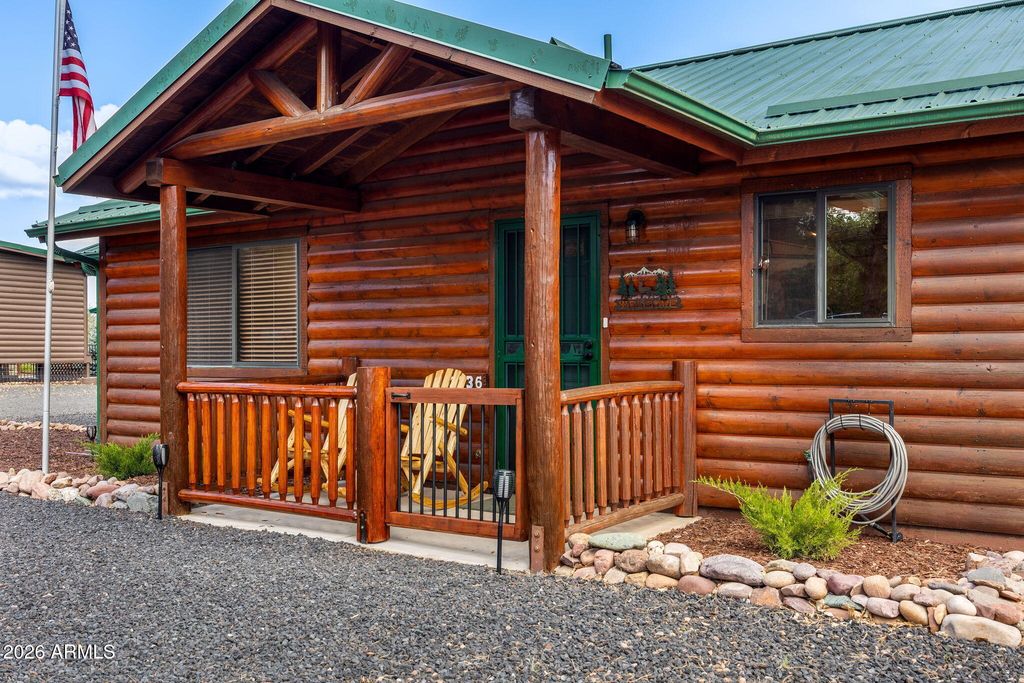 Image 8 of property listing at 2336 BUFFALO Loop N, Overgaard, AZ 85933