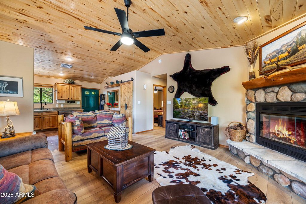 Image 9 of property listing at 2336 BUFFALO Loop N, Overgaard, AZ 85933