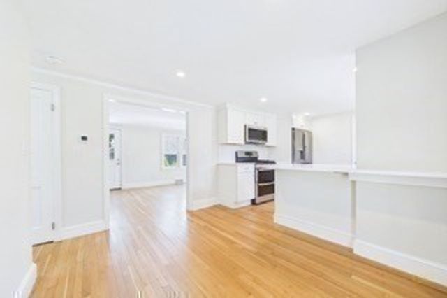 13 Hammond Street, Marion, MA 02739