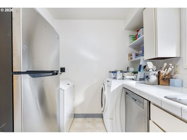 -1 Se 8TH Ave, Portland, OR 97202