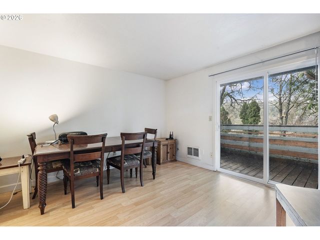 -1 Se 8TH Ave, Portland, OR 97202