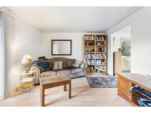 -1 Se 8TH Ave, Portland, OR 97202