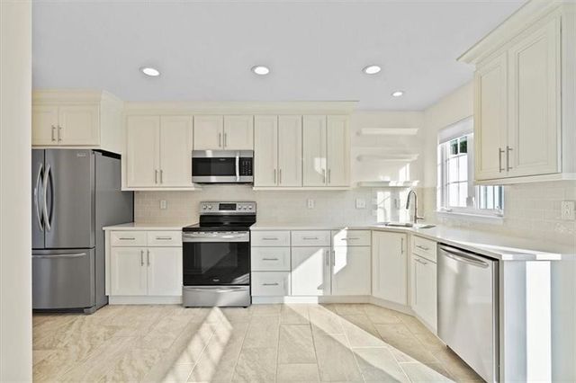 510 W Village Green Blvd, Adams Twp, PA 16046