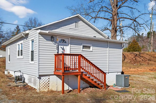 105 Countryside Drive SW, Lenoir, NC 28645