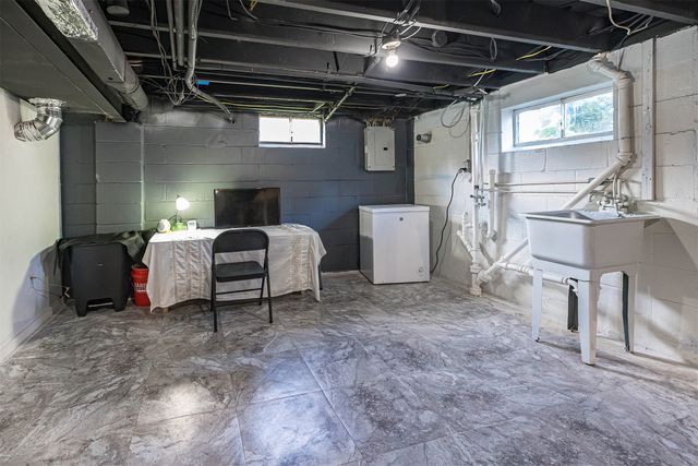 1022 W GRANDVIEW Boulevard, Erie, PA 16509