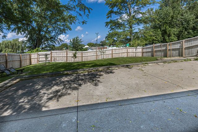 1022 W GRANDVIEW Boulevard, Erie, PA 16509