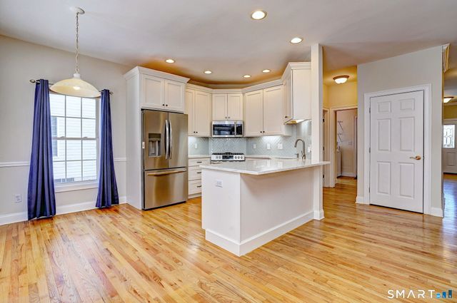 7 Fire Thorn Lane 7, Milford, CT 06461