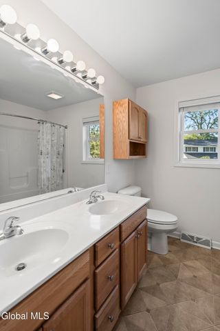 1009 Kingswood Court, Rotterdam, NY 12303