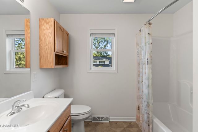 1009 Kingswood Court, Rotterdam, NY 12303