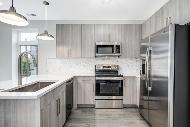 825 E 61st Street 208, Chicago, IL 60637