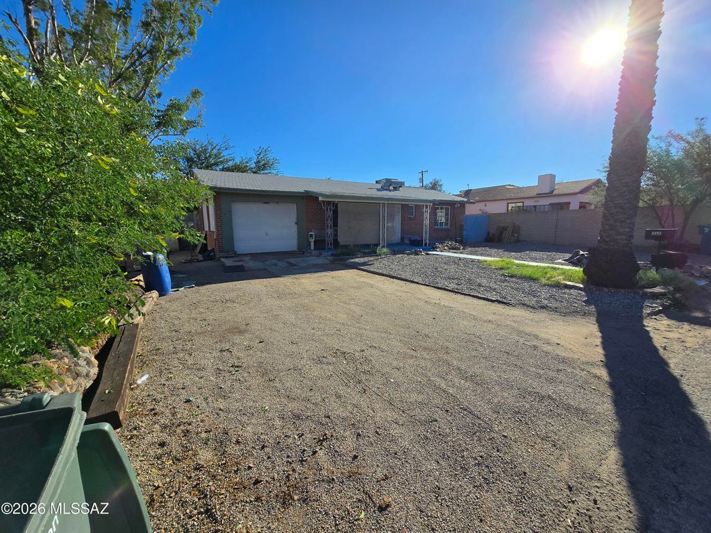 Image 1 of property listing at 2252 E Grant Road, Tucson, AZ 85719