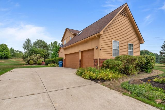 2403 Sandlewood Drive, White Lake Charter Township, MI 48383