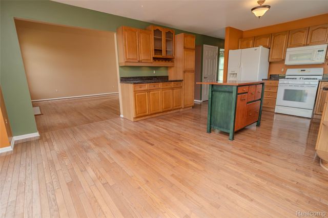 2403 Sandlewood Drive, White Lake Charter Township, MI 48383