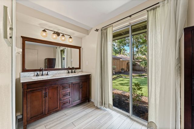 1110 Cheshire Ln, Houston, TX 77018