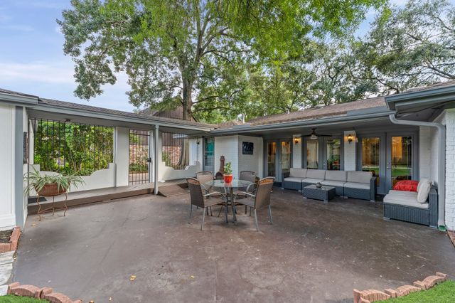 1110 Cheshire Ln, Houston, TX 77018