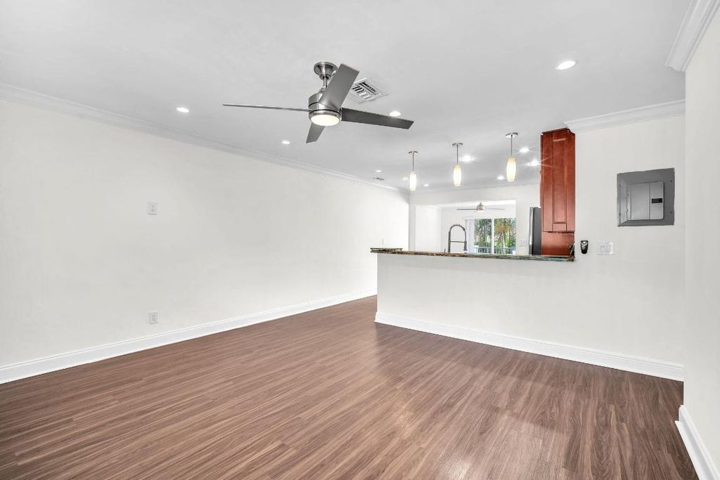 Image 10 of property listing at 144 NW 4th Avenue, Boca Raton, FL 33432