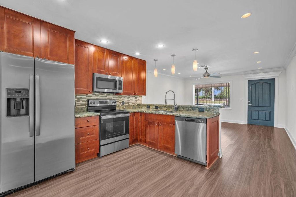 Image 13 of property listing at 144 NW 4th Avenue, Boca Raton, FL 33432