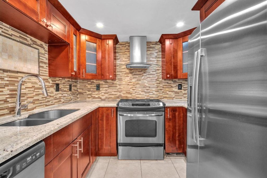 Image 20 of property listing at 144 NW 4th Avenue, Boca Raton, FL 33432