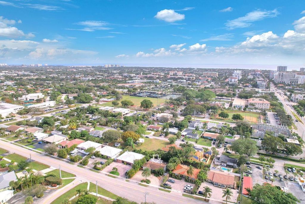 Image 6 of property listing at 144 NW 4th Avenue, Boca Raton, FL 33432