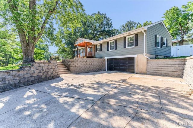 216 Hillsdale Drive, Ballwin, MO 63011