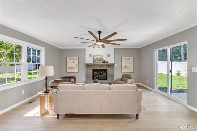 216 Hillsdale Drive, Ballwin, MO 63011