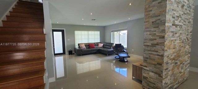 8826 NW 189th Ter, Hialeah, FL 33018