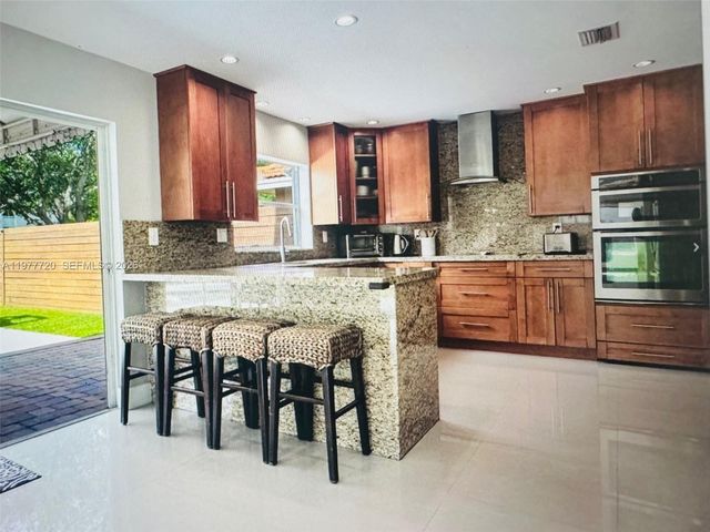 8826 NW 189th Ter, Hialeah, FL 33018