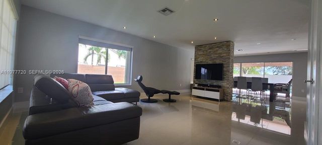 8826 NW 189th Ter, Hialeah, FL 33018