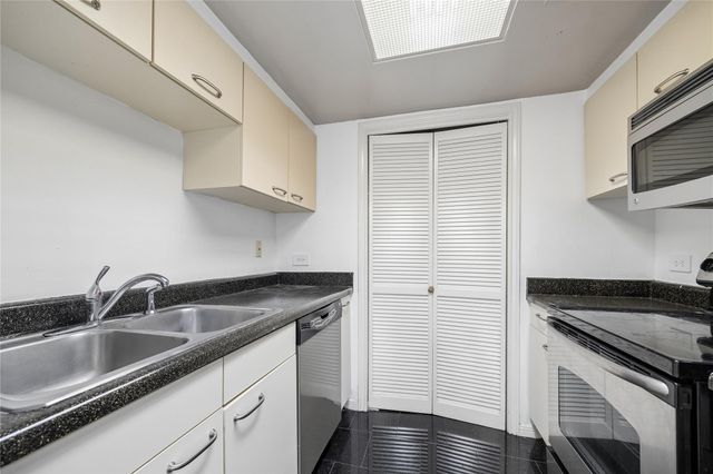 3525 Sage Road 713, Houston, TX 77056