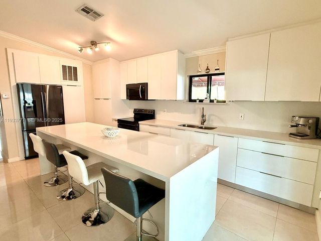 7185 W 30th Ln, Hialeah, FL 33018