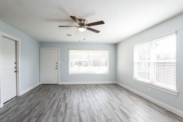 1140 Glenda Street, Pearland, TX 77581